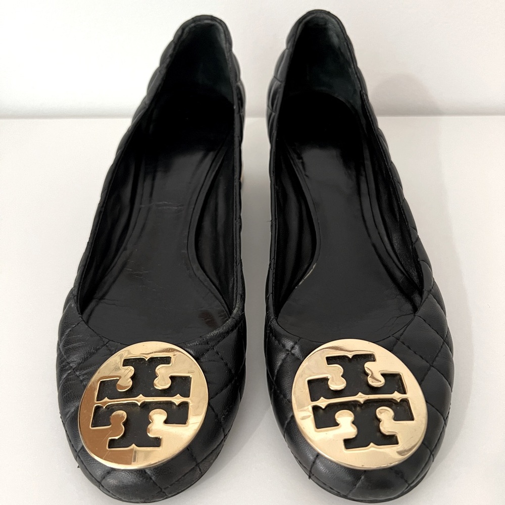 Tory Burch Black Quilted Leather Heels With Gold Emblem Size 9